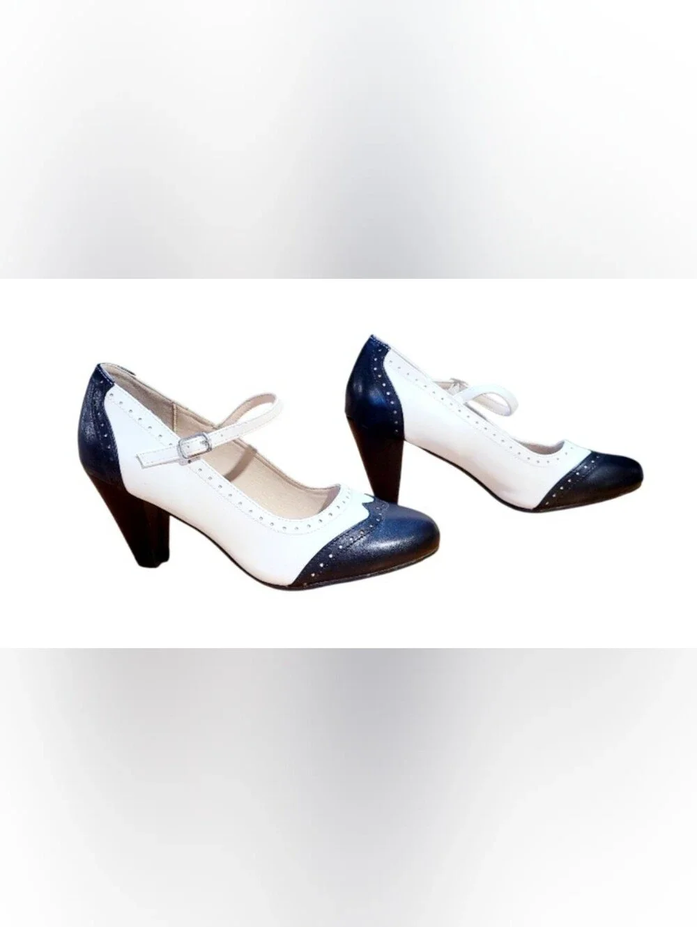 Black & White Vintage Style Pump Highheels. New without box.